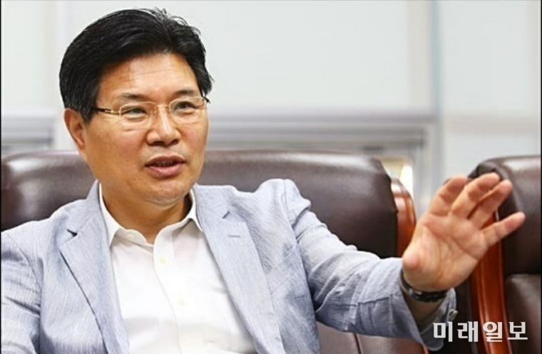 홍문종 친박신당 대표가 27일 추석 한가위를 앞두고 거리 곳곳에 내건 현수막을 통해 추석 귀성 인사를 대신하며 "가족 친지들과 즐거운 명절 보내시고 아울러 민족의 안위와 역사의 소망이 간절하게 바쳐질 수 있기를 염원 드립니다"고 기원했다./사진=인터넷언론인연대