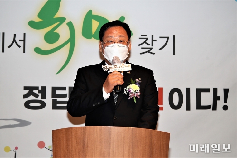 25일 오후 영등포 kr 컨벤션에서 열린 '영등포시대 창간 5주년 기념식-지역신문에서 희망 찾기 정답은 후원이다'에서 서천열 영등포시대 회장이 축하의 인사를 전하고 있다./사진=영등포시대 제공