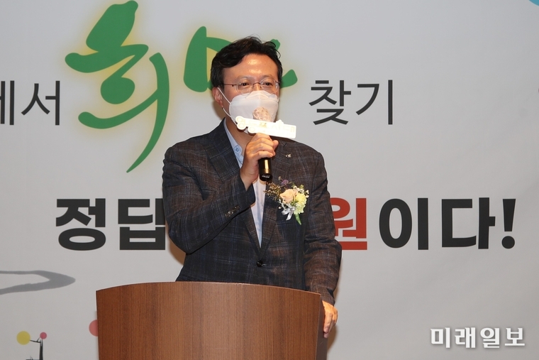 25일 오후 영등포 kr 컨벤션에서 열린 '영등포시대 창간 5주년 기념식-지역신문에서 희망 찾기 정답은 후원이다'에서 채현일 영등포구청장이 축하의 인사를 전하고 있다./사진=영등포시대 제공