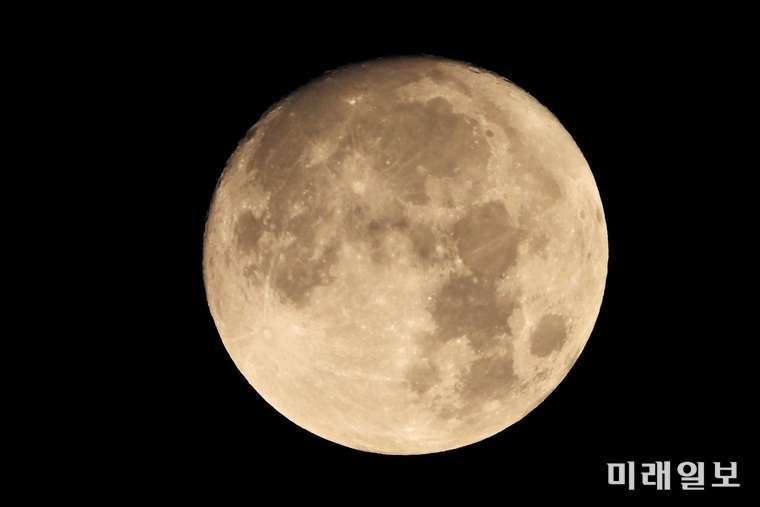 한가위 연휴가 시작되는 1일 오전 1시 15분경 전북 익산시 낭산면 하늘에 한가위 보름달이 떠오르고 있다./사진=장건섭 기자