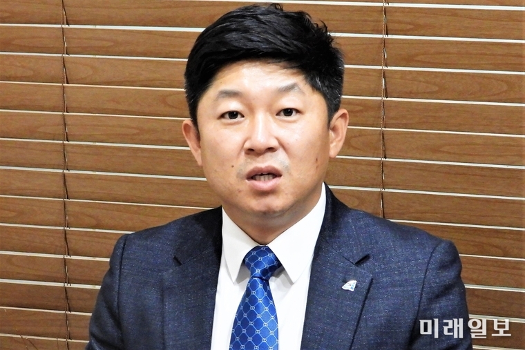 오는 9일과 10일 치러지는 더불어민주당 청년위원장 경선에 뛰어 든 김영수 충청남도도지사 청년정책특별보좌관이 4일 오후 서울 여의도 모처에서 인터넷언론인연대 특별 취재본부와 인터뷰를 하고 있다./사진=장건섭 기자