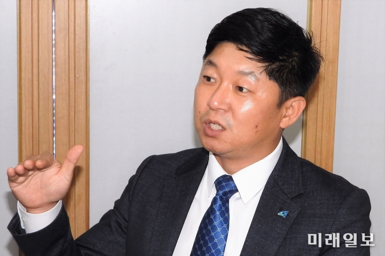 오는 9일과 10일 치러지는 더불어민주당 청년위원장 경선에 뛰어 든 김영수 충청남도도지사 청년정책특별보좌관이 4일 오후 서울 여의도 모처에서 인터넷언론인연대 특별 취재본부와 인터뷰를 하고 있다./사진=장건섭 기자