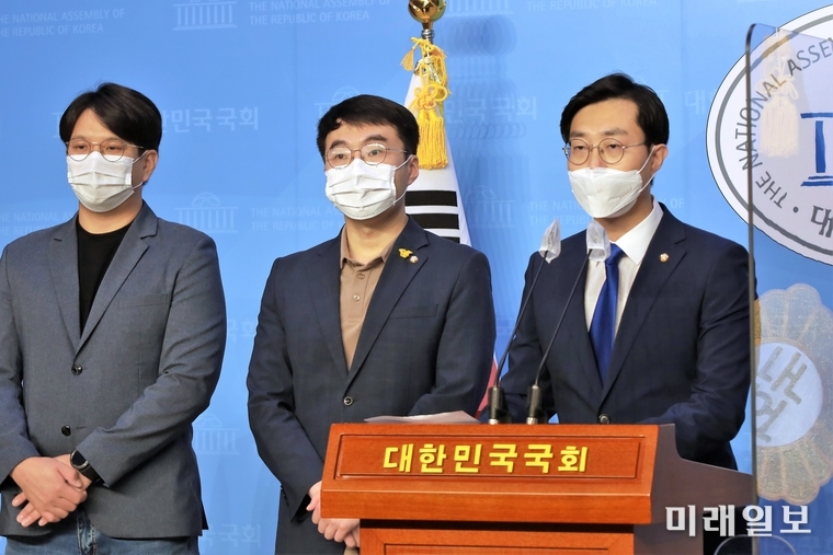 장경태 더불어민주당 의원(오른쪽 첫 번째)이 4일 오전 서울 여의도 국회 소통관에서 민주당 전국청년위원장 선거 출마 기자회견을 하고 있다./사진=장경태 의원실