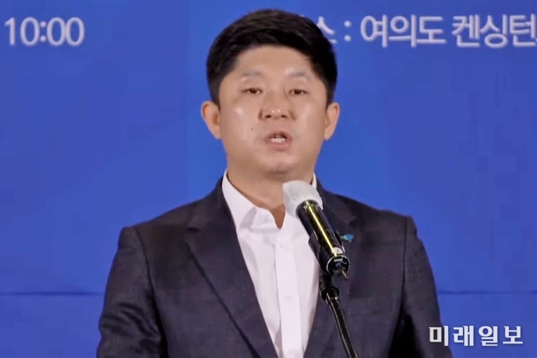김영수 민주당 전국청년위원장 후보가 6일 오전 서울 여의도 켄싱턴호텔에서 더불어민주당 공식 유튜브 채널 '씀'을 통해 라이브로 진행된 합동의 마지막 연설자로 나서 '사즉생 생즉사(死卽生 生卽死)의 각오'라는 정견발표를 하고 있다./사진=유튜브 '씀' 캡처
