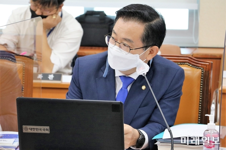 이용빈 더불어민주당 원내 부대표가 12일 열린 원안위와 한수원 등 원자력 관련 기관에 대한 국정감사에서 발언하고 있다./사진=이용빈 의원실 제공