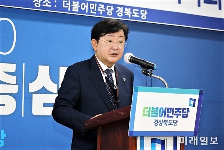 권영세 안동시장이 14일 오전 더불어민주당 경북도당에서 입당 기자회견을 갖고 있다./사진=더불어민주당 경북도당 제공