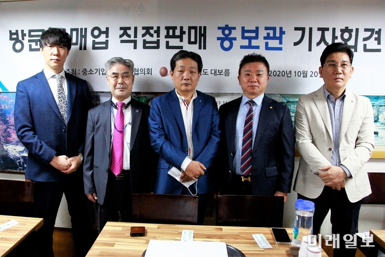 20일 오후 서울 여의도 모 식당에서 가진 중소기업제품유통협의회 기자회견에서 협의회 임원들이 기자회견에 참석하고 있다./사진=장건섭 기자