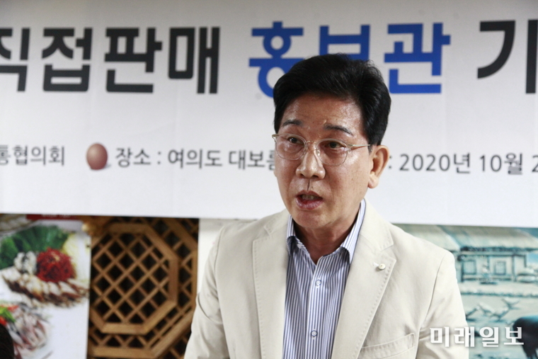 20일 오후 서울 여의도 모 식당에서 가진 중소기업제품유통협의회 기자회견에서 김명수 고문이 발언하고 있다./사진=장건섭 기자