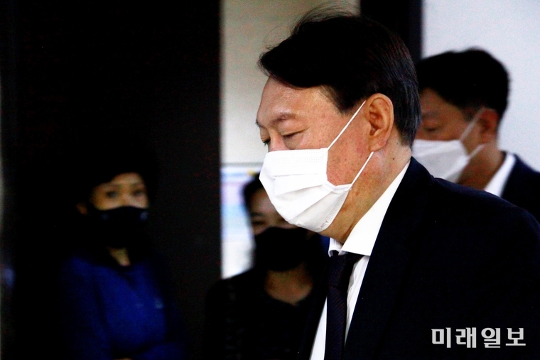 윤석열 검찰총장이 22일 오전 서울 여의도 국회 법제사법위원회에서 열린 대검찰청 국정감사에 출석하기 위해 걸어가고 있다./사진=장건섭 기자