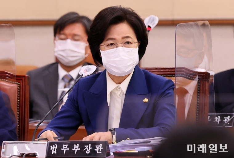 추미애 법무부 장관이 26일 오전 서울 여의도 국회에서 열린 법제사법위원회의 법무부, 대법원, 감사원, 헌법재판소, 법제처 종합감사에서 질의에 답하고 있다./사진=국회 공동취재단