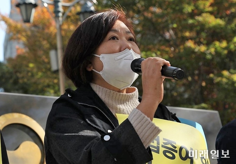 방승아 과천 철거민대책위원회 위원장이 30일 오전 서울지방 국세청 정문앞에서 열린 반도건설 편법증여 의혹과 관련하여 세무조사 실시를 촉구하는 기자회견에서 발언을 하고 있다./사진=인터넷언론인연대