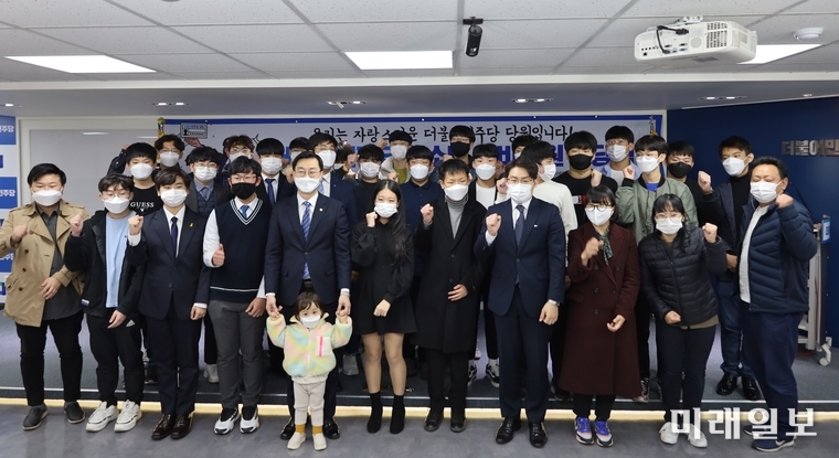 8일 오후 더불어민주당 중앙당사에서 청소년 참정권 보장을 위한 '청소년 예비당원 입당식'이 열리고 있다./사진=민주당 공보실