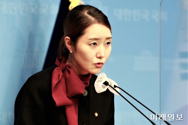 강선우 더불어민주당 대변인이 9일 오후 서울 여의도 소통관에서 민주당의 4·7 재·보궐선거기획단 1차 회의 결과에 관한 현안 브리핑을 하고 있다./사진=장건섭 기자
