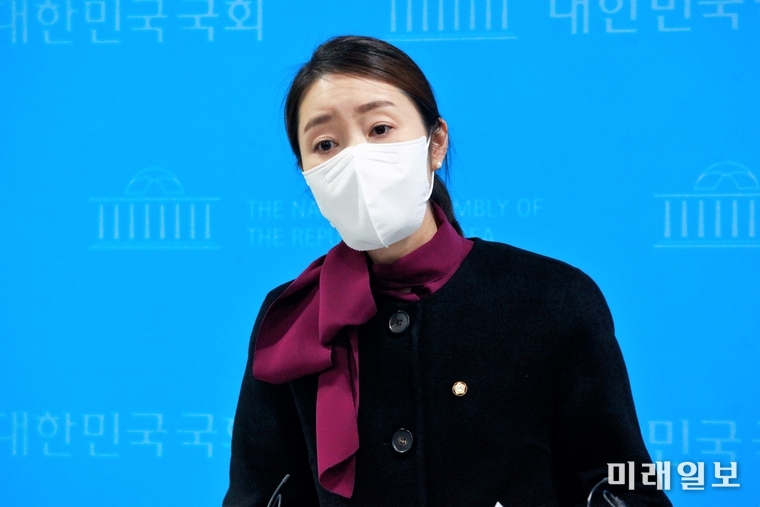 강선우 더불어민주당 대변인이 9일 오후 서울 여의도 소통관에서 민주당의 4·7 재·보궐선거기획단 1차 회의 결과에 관한 현안 브리핑을 마치고 취재진의 질문을 받고 있다./사진=장건섭 기자