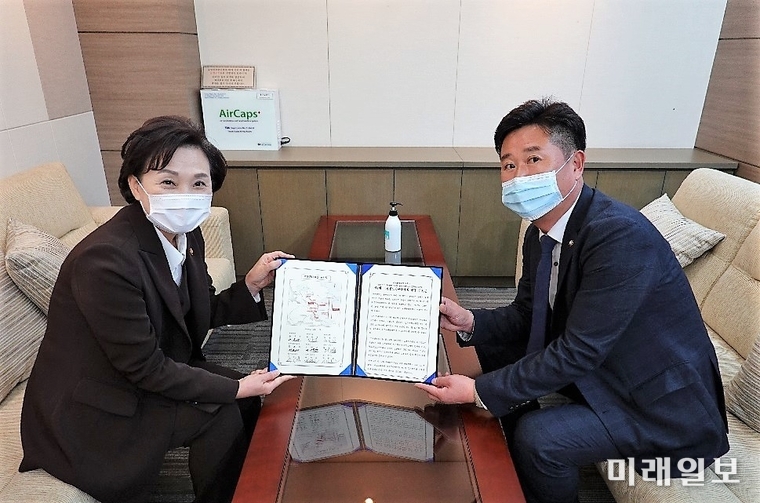 이규민 더불어민주당 의원이 9일 김현미 국토교통부 장관에게 수도권내륙서의 제4차 국가교통망계획에의 반영을 촉구하는 9명의 국회위원의 공동 건의문을 전달하고 있다./사진=이규민 의원실 제공