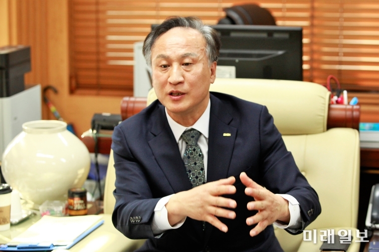 배동욱 소상공인연회회 중앙회장이 12일 오후 서울 동작구 신대방동 소상공인연합회 회의실에서 인터넷언론인연대 취재본부와 가진 기자 간담회에서 취재진의 질문에 대답하고 있다./사진=장건섭 기자