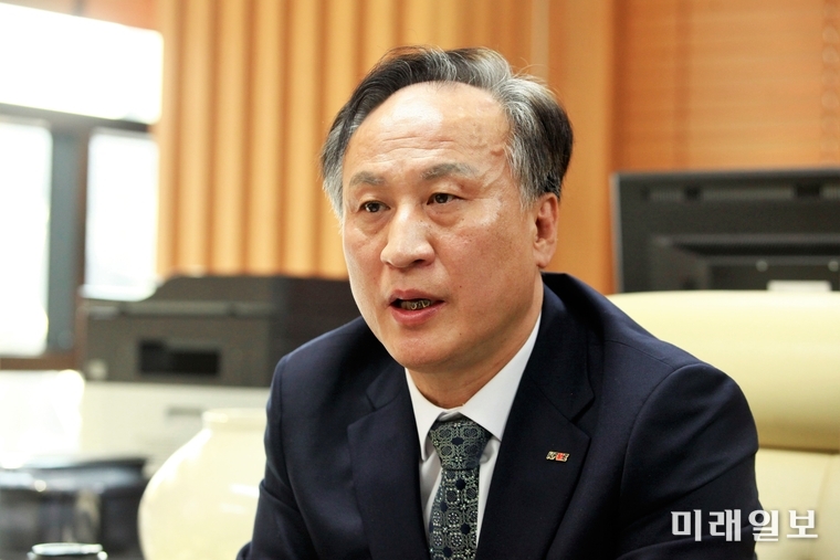 배동욱 소상공인연회회 중앙회장이 12일 오후 서울 동작구 신대방동 소상공인연합회 회의실에서 인터넷언론인연대 취재본부와 가진 기자 간담회에서 취재진의 질문에 대답하고 있다./사진=장건섭 기자