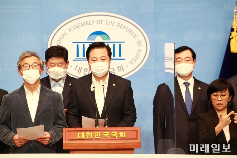 김두관 의원 등 부산·울산·경남 지역 더불어민주당 의원들이 18일 오전 국회 소통관에서 '가덕신공항 건설 특별법 제정 촉구' 기자회견을 하고 있다./사진=장건섭 기자