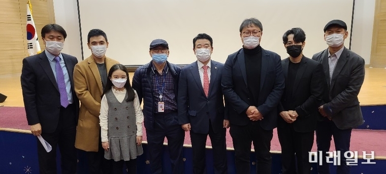 18일 오후 국회의원회관 대회의실에서 개최된 한국 전통 소리를 재해석해 아름다운 가락으로 빚어낸 조정래 감독의 판소리 뮤지컬 영화 '소리꾼 : 디 오리지널' 국회 상영회를 마치고 조정래 감독을 비롯하여 출연진, 박정 더불어민주당 의원 등이 기념촬영을 하고 있다./사진=장건섭 기자