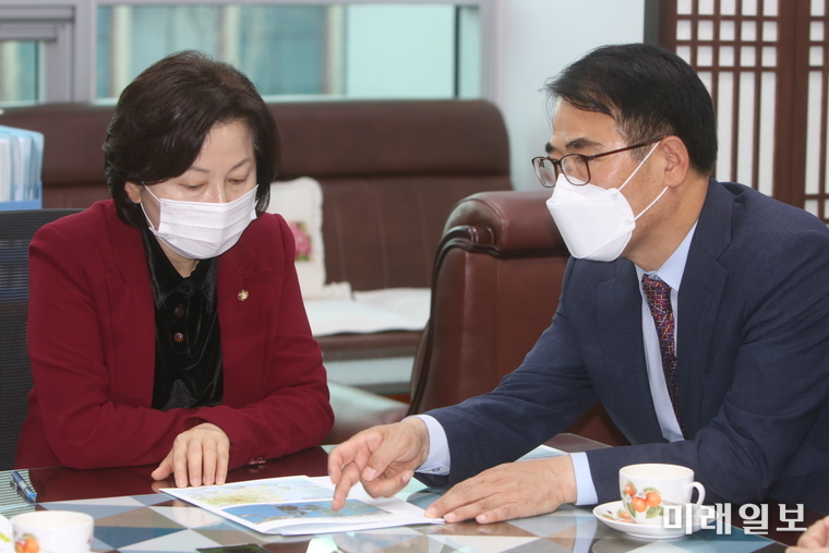 18일 오후 장충남 남해군수(오른쪽)가 송옥주 국회환경노동위원장(민주당 의원)을 만나 '제3차 국립공원 구역 조정(안)'의 진행된 경과를 설명하고 있다./사진=인터넷언론인연대