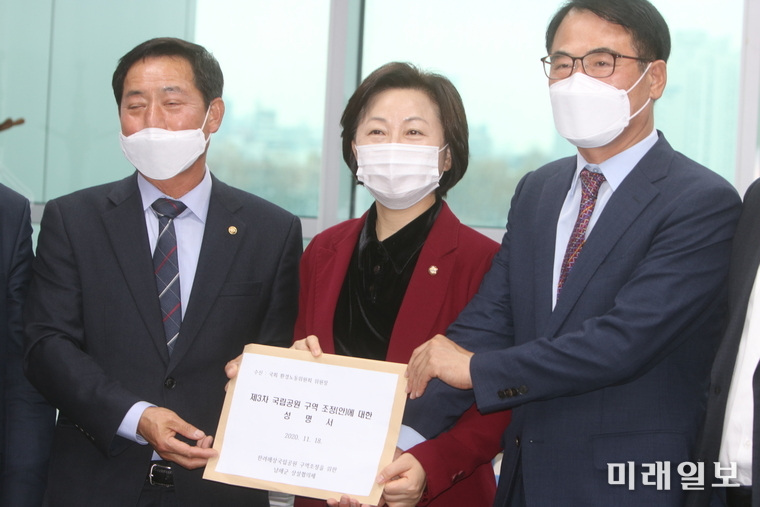 18일 오후 박삼준 국립공원상설협의체 회장(왼쪽)과 장충남 남해군수가 송옥주 국회환경노동위원장(민주당 의원)에게 '제3차 국립공원 구역 조정(안)'에 대한 성명서를 전달하고 있다./사진=인터넷언론인연대