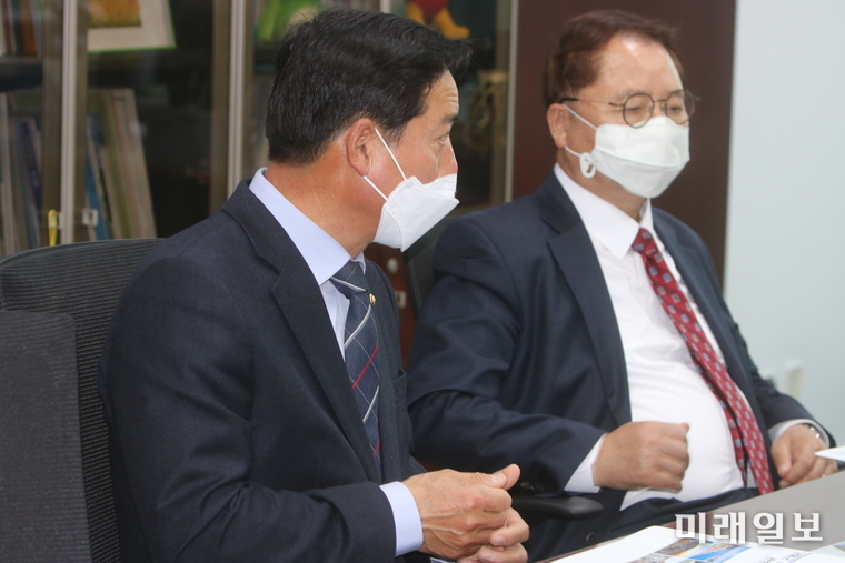 18일 오후 박삼준 국립공원상설협의체 회장(왼쪽)과 황인성 더불어민주당 사천남해하동위원장이 송옥주 국회환경노동위원장(민주당 의원)에게 '제3차 국립공원 구역 조정(안)'의 진행된 경과를 설명하고 있다./사진=인터넷언론인연대