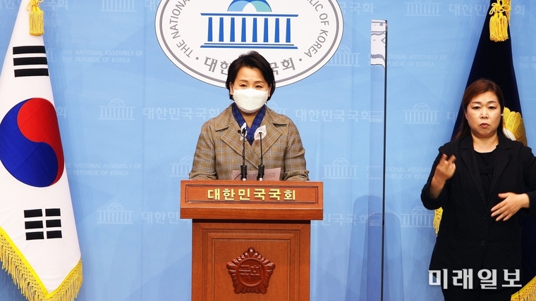 이수진 더불어민주당 의원(비례대표)이 20일 오후 서울 여의도 국회 소통관에서 돌봄과 육아 관련 예산 2,500원원 증액 관련 기자회견을 하고 있다./사진=장건섭 기자