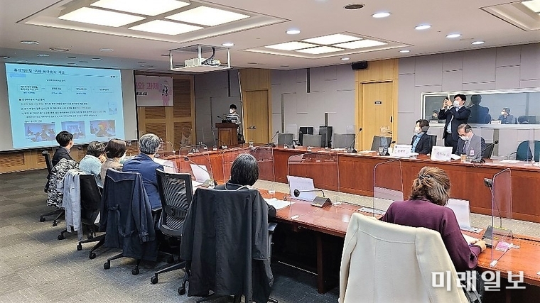 20일 오전 서울 여의도 국회의원회관 제1세미나실에서 송옥주 국회 환경노동위원장이 주최한 '남성 육아휴직 토론회'가 열리고 있다./사진=송옥주 의원실