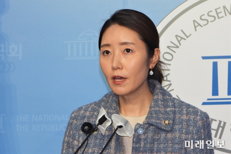 강선우 더불어민주당 대변인이 지난 1일 서울 여의도 국회 소통관에서 현안 관련 브리핑을 하고 있다./사진=장건섭 기자