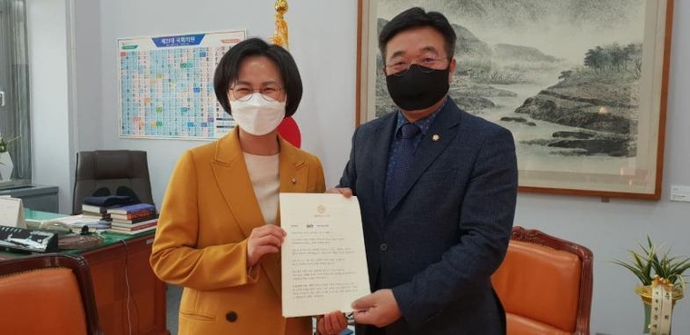 강은미 정의당 원내대표(왼쪽)는 24일, 21대 국회의원 전원에게 정의당 1호 법안이자, 강은미 의원 대표발의 법안인 '중대재해에 대한 기업 및 책임자 처벌 등에 관한 법률안'의 정기국회 내 통과를 촉구하며 윤호중 법사위원장(오른쪽)을 찾아 친전을 전했다./사진=원내대표실