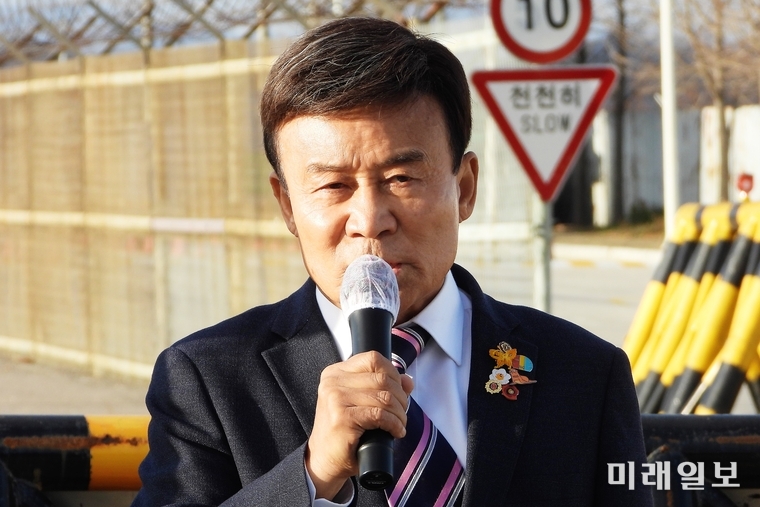 김원웅 광복회장이 24일 오후 경기 파주시 통일대교에서 도라산전망대 내 경기도 평화부시장 집무실 설치를 주장하며 유엔사 반대에 맞서 1인 시위를 벌이고 있는 이재강 경기도 평화부지사를 찾아 격려하고 입장문을 발표하고 있다./사진=장건섭 기자