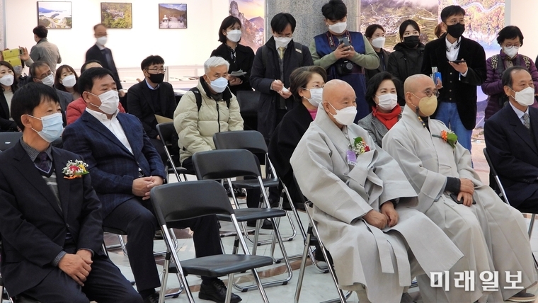 경남 남해군과 하영제 국민의힘 의원 주최로 23일 서울 여의도 국회 의원회관에서 열린 '팔만대장경 판각 전시 및 시연회'에서 법산 스님과 쌍계사 영담 주지스님 등이 행사에 참석하고 있다./사진=장건섭 기자