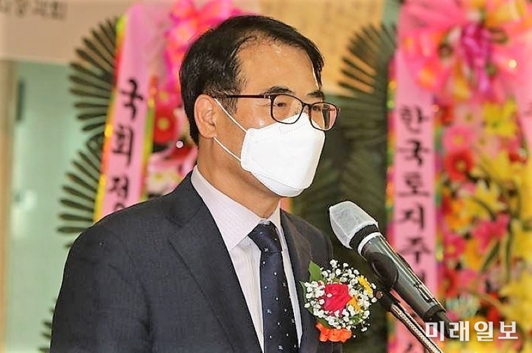 경남 남해군과 하영제 국민의힘 의원 주최로 23일 서울 여의도 국회 의원회관에서 열린 '팔만대장경 판각 전시 및 시연회'에서 장충남 남해군수가 환영사를 하고 있다./사진=장건섭 기자