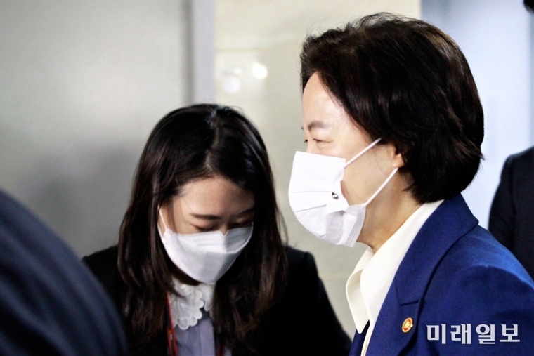 추미애 법무부 장관이 26일 오전 국회에서 열린 '친인권적 보안처분제도 및 의무이행소송 도입 당정협의'에 참석 후 회의를 마치고 국회를 떠나고 있다./사진=장건섭 기자