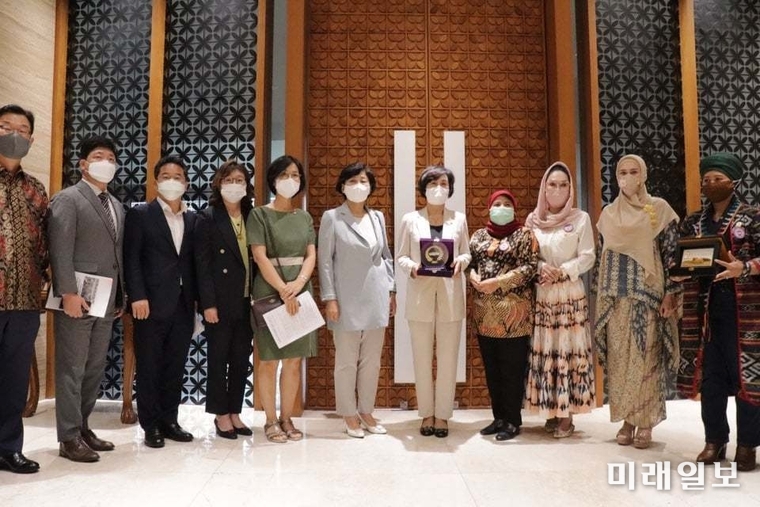 김상희 국회 부의장이 23일 오후 인도네시아 자카르타 국회의사당을 방문해, 인도네시아 하원 여성의원회 의원 8인과 간담회 후 기념사진을 찍고 있다./사진=김상희 부의장 페이스북