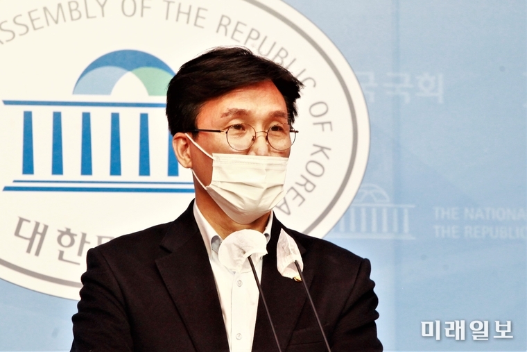 김민석 더불어민주당 더K서울선거기획단장이 24일 오전 서울 여의도 국회 소통관에서 2차회의 결과에 대해 기자회견을 하고 있다./사진=장건섭 기자
