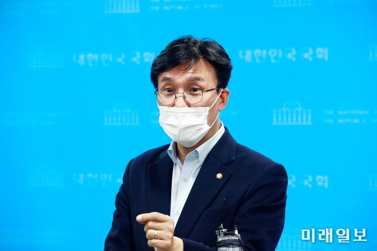 김민석 더불어민주당 더K서울선거기획단장이 24일 오전 서울 여의도 국회 소통관에서 2차회의 결과에 대해 기자회견 후 취재진의 질문에 대답하고 있다./사진=장건섭 기자
