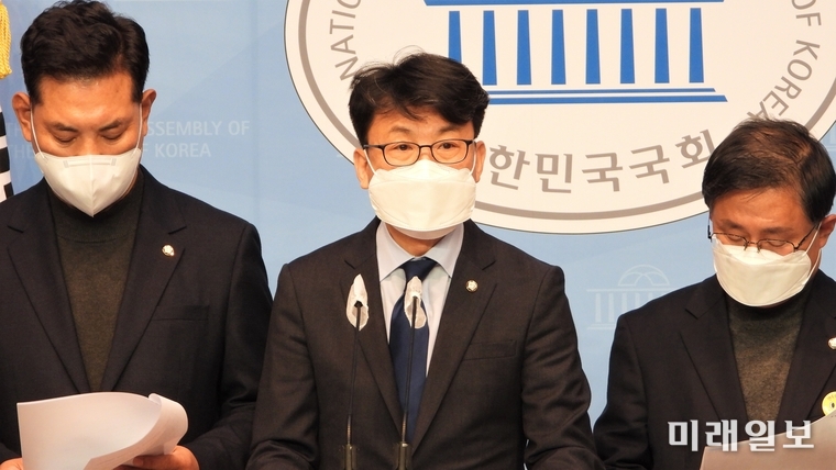 진성준 더불어민주당 '을지키는민생실천위원회' 위원장 등 위원들이 1일 오전 서울 여의도 국회 소통관에서 '민생예산·민생법안 통과 촉구' 긴급 기자회견을 하고 있다./사진=장건섭 기자