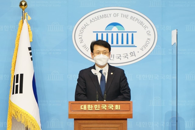 천준호 국회 국토위원회소속 더불어민주당 의원이 2일 국회 소통관에서 기자회견을 열고 "전동킥보드 규제강화법이 이번 정기 국회에서 통과되길 강력히 촉구한다."는 발언을 하고 있다./사진=의원실