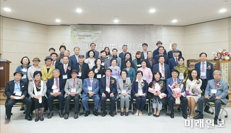 지난 10일 충북문화예술회관 5층에서 개최된 제1회 대한민국시인축제에서 참석자들이 기념촬영을 하고 있다./사진=충북시인협회
