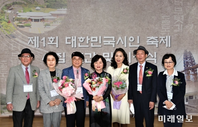 지난 10일 충북문화예술회관 5층에서 개최된 제1회 대한민국시인축제에서 대상을 수상한 한이나 시인을 비롯하여 배문석, 노영숙 시인이 관계자들과 기념촬영을 하고 있다. 사진 왼쪽부터 손해일 국제펜 한국본부 이사장, 김규화 한국현대시인협회 이사장, 수상자인 배문석, 한이나, 노영숙 시인, 안광석 충북시인협회 회장, 이혜선 한국문인협회 부이사장./사진=충북시인협회
