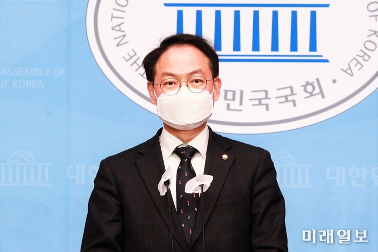 허영 더불어민주당 대변인이 16일 오후 서울 여의도 국회 소통관에서 추미애 법무부 장관 사의 표명과 관련, 기자회견을 하고 있다./사진=장건섭 기자