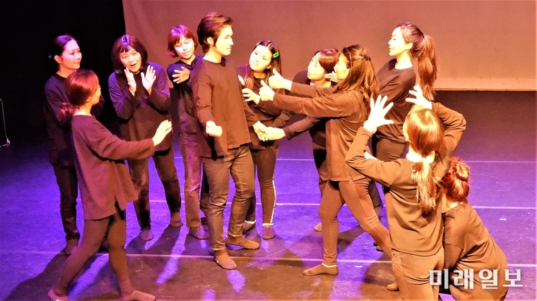 22일 오후 서울 강남구 선릉로 성암아트홀 무대에 올려진 결혼 이주 여성과 한국인 등이 참여해 자아를 찾는 과정을 보여주는 연극 '바로, 내가 주인공이야!'가 공연되고 있다./사진=장건섭 기자