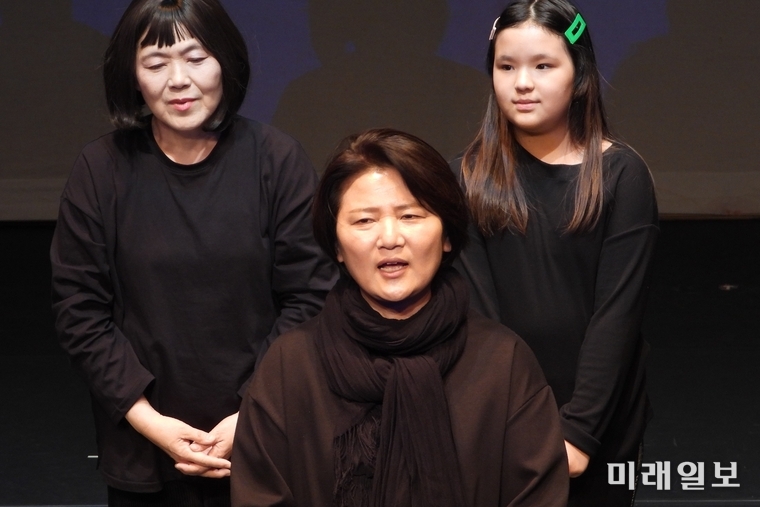 김숙현 연극연출가(경기대 연기학과 강사)가 22일 오후 서울 강남구 선릉로 성암아트홀에서 무대에 올려졌던 결혼 이주 여성과 한국인 등이 참여해 자아를 찾는 과정을 보여주는 연극 '바로, 내가 주인공이야!'공연이 끝난 후 인사말을 하고 있다./사진=장건섭 기자