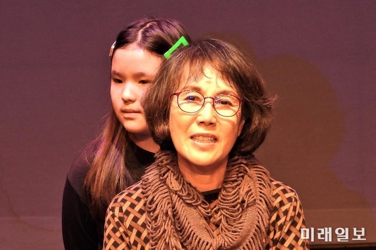 이남숙 아시안프렌즈 이사장이 22일 오후 서울 강남구 선릉로 성암아트홀에서 무대에 올려졌던 결혼 이주 여성과 한국인 등이 참여해 자아를 찾는 과정을 보여주는 연극 '바로, 내가 주인공이야!'공연을 마치고 나서 인사말을 하고 있다./사진=장건섭 기자