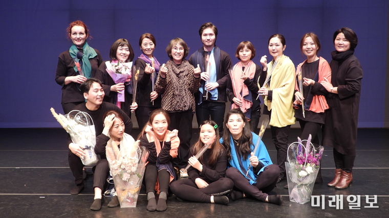 22일 오후 서울 강남구 선릉로 성암아트홀 무대에 올려졌던 결혼 이주 여성과 한국인 등이 참여해 자아를 찾는 과정을 보여주는 연극 '바로, 내가 주인공이야!' 출연진과 관계자들이 공연을 마치고 나서 기념촬영을 하고 있다./사진=장건섭 기자