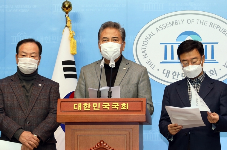 박진(가운데)·신상진·한기호 국민의힘 의원은 27일 여의도 국회 소통관에서 기자회견을 열고 한·미 ‘백신 스와프’ 체결 제안으로 코로나19를 극복하자고 강력히 촉구하고 있다./사진=네이버