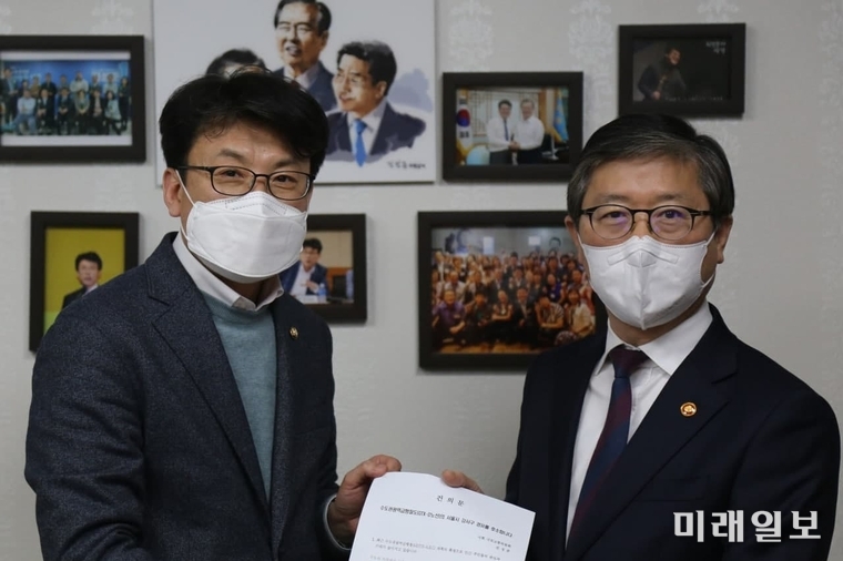 진성준 더불어민주당 의원이 지난해 12월 31일 의원실에서 변창흠 신임 국토교통부 장관과 면담을 하고 GTX-D 노선의 적극적인 검토를 요청하는 건의문을 전달하고 있다./사진=진성준 의원실 사진 제공