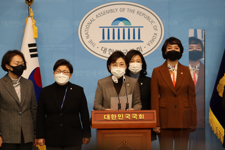 국민의힘 여성 의원들이 6일 국회 소통관에서 기자회견을 열고 박원순 전 서울시장의 성추행 관련 의혹을 서울시 젠더특보에게 전달했다는 지목을 받고 있는 남인순 더불어민주당 의원의 사퇴를 촉구하고 있다/사진=의원실