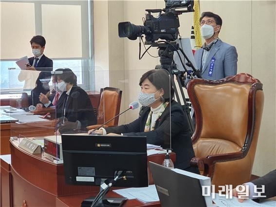 서영교 국회 행정안전위원장이 7일 국회에서 열린 행정안전위원회 전체회의에서 긴급현안질의 주재하고 있다./사진=서영교 의원실 제공